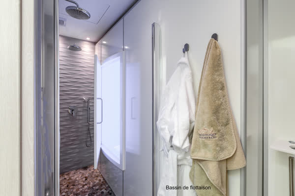 Méditation en bassin de flottaison